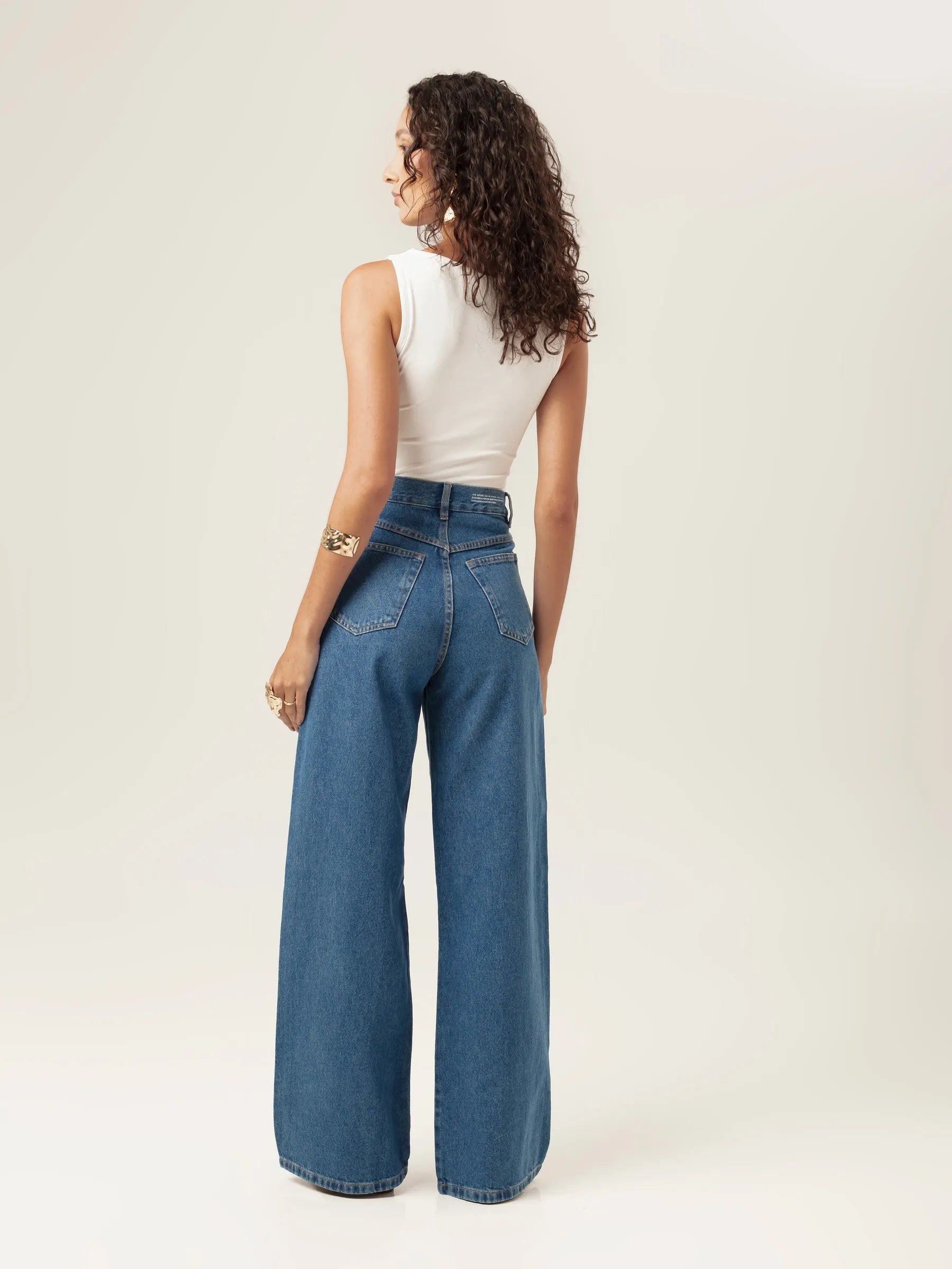 Calça Jeans Wide Leg Buriti Azul Médio Eco Denim™. Compre online moda sustentável e atemporal na Minimadeia, marca slow fashion de roupas femininas. Foto produto MAR26 02
