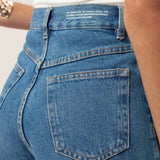Calça Jeans Wide Leg Buriti Azul Médio Eco Denim™. Compre online moda sustentável e atemporal na Minimadeia, marca slow fashion de roupas femininas. Foto produto MAR26 05