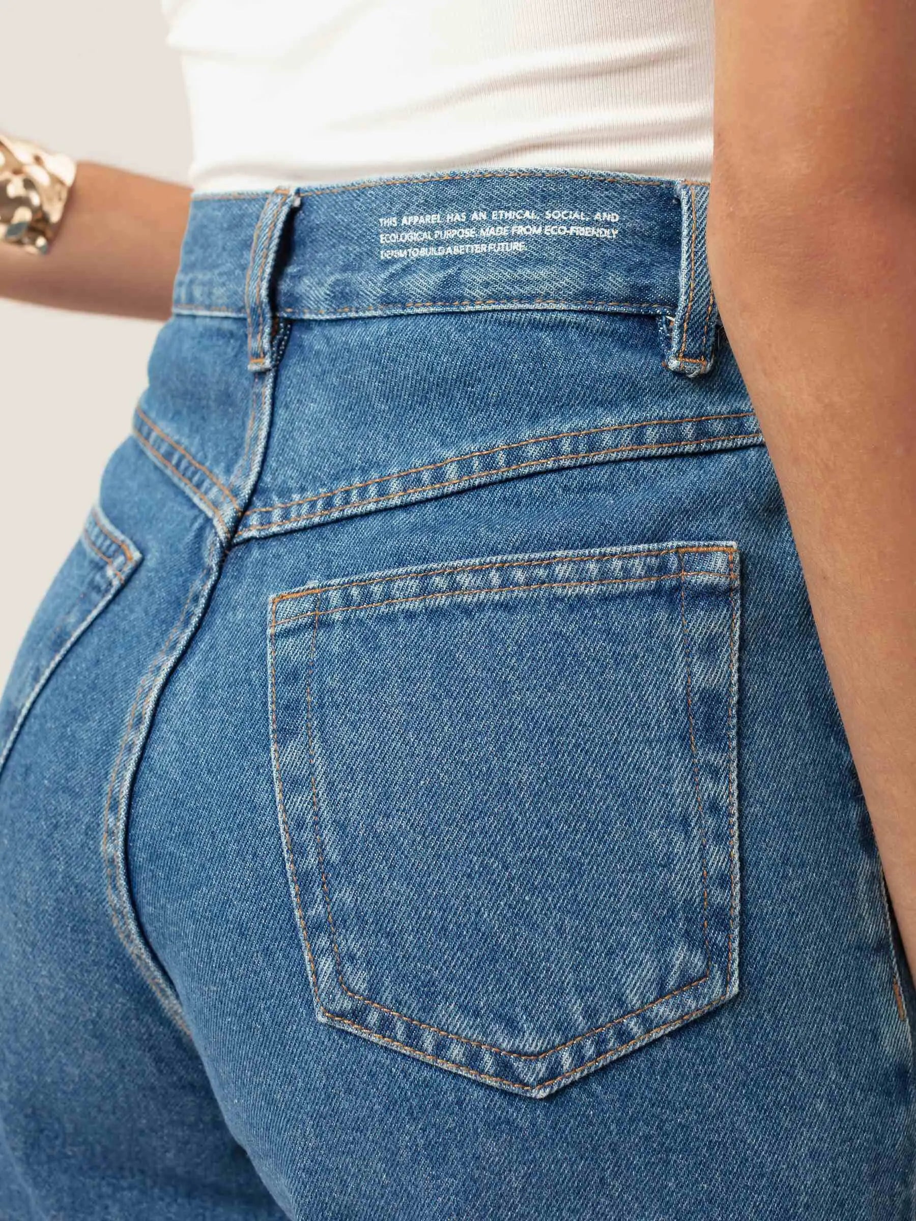 Calça Jeans Wide Leg Buriti Azul Médio Eco Denim™. Compre online moda sustentável e atemporal na Minimadeia, marca slow fashion de roupas femininas. Foto produto MAR26 05