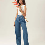 Calça Jeans Wide Leg Buriti Azul Médio Eco Denim™. Compre online moda sustentável e atemporal na Minimadeia, marca slow fashion de roupas femininas. Foto produto MAR26 09