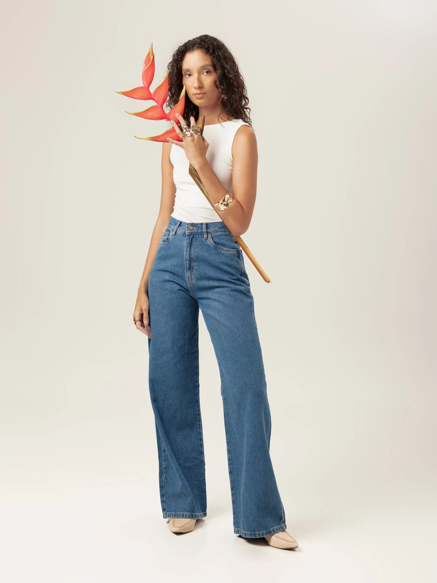 Calça Jeans Wide Leg Buriti Azul Médio Eco Denim™. Compre online moda sustentável e atemporal na Minimadeia, marca slow fashion de roupas femininas. Foto produto MAR26 09