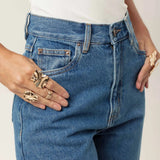 Calça Jeans Wide Leg Buriti Azul Médio Eco Denim™. Compre online moda sustentável e atemporal na Minimadeia, marca slow fashion de roupas femininas. Foto produto MAR26 10