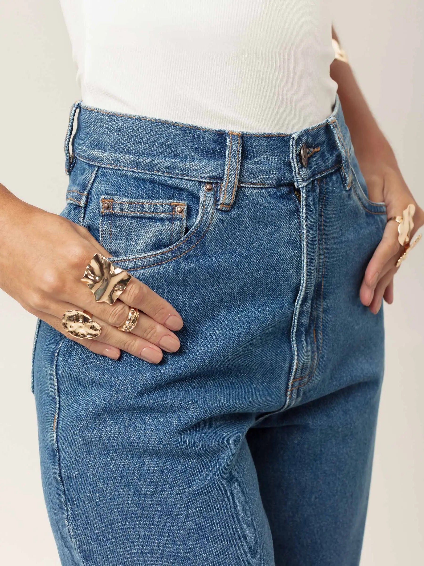 Calça Jeans Wide Leg Buriti Azul Médio Eco Denim™. Compre online moda sustentável e atemporal na Minimadeia, marca slow fashion de roupas femininas. Foto produto MAR26 10
