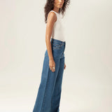 Calça Jeans Wide Leg Buriti Azul Médio Eco Denim™. Compre online moda sustentável e atemporal na Minimadeia, marca slow fashion de roupas femininas. Foto produto MAR26 11