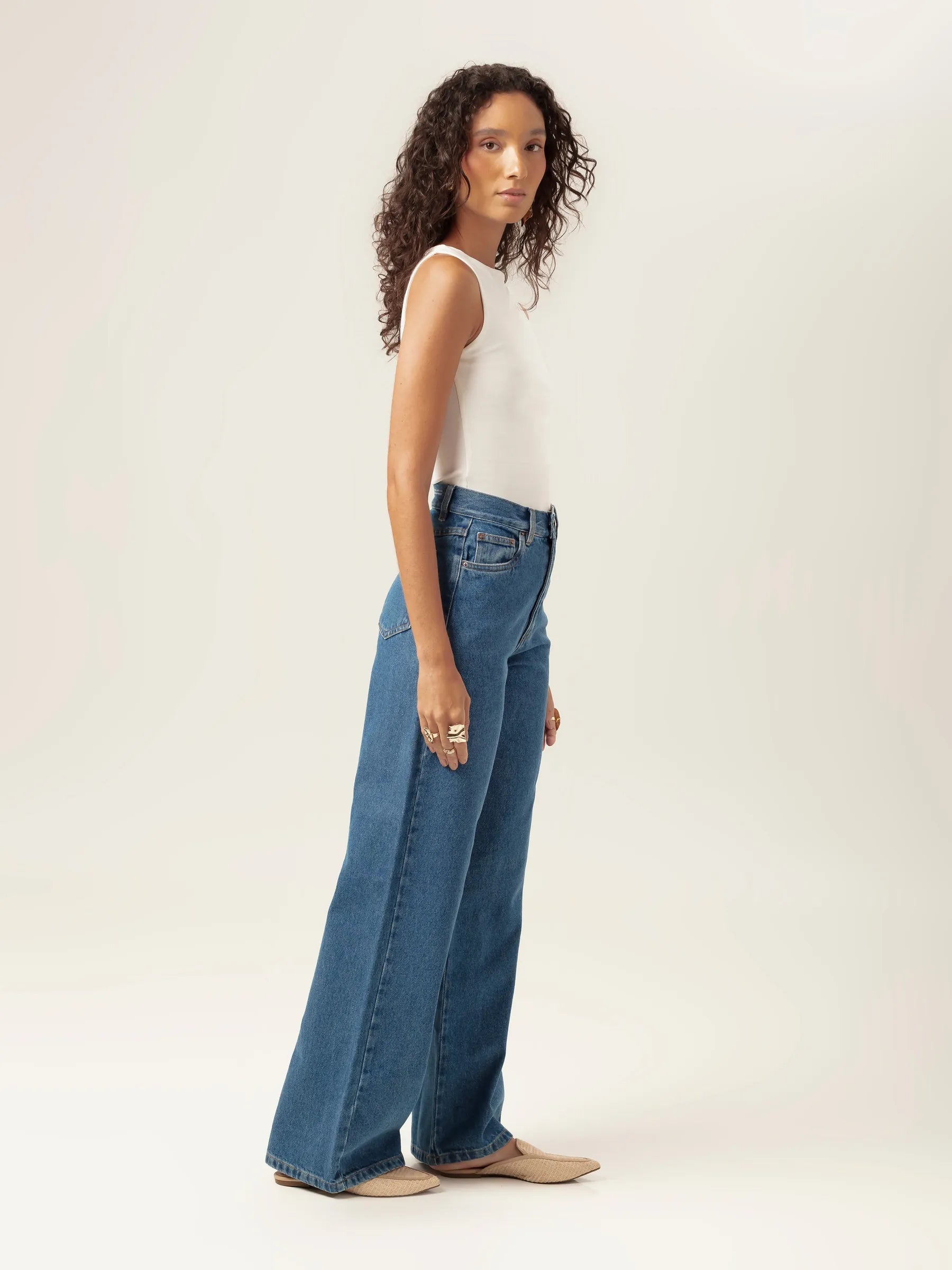 Calça Jeans Wide Leg Buriti Azul Médio Eco Denim™. Compre online moda sustentável e atemporal na Minimadeia, marca slow fashion de roupas femininas. Foto produto MAR26 11