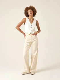 Calça Jeans Wide Leg Bege Natural Eco Denim™. Compre online moda sustentável e atemporal na Minimadeia. Roupas femininas estilosas, básicas e sustentáveis. Foto produto ABR25 01