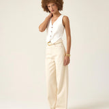 Calça Jeans Wide Leg Bege Natural Eco Denim™. Compre online moda sustentável e atemporal na Minimadeia. Roupas femininas estilosas, básicas e sustentáveis. Foto produto ABR25 03