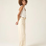 Calça Jeans Wide Leg Bege Natural Eco Denim™. Compre online moda sustentável e atemporal na Minimadeia. Roupas femininas estilosas, básicas e sustentáveis. Foto produto ABR25 04