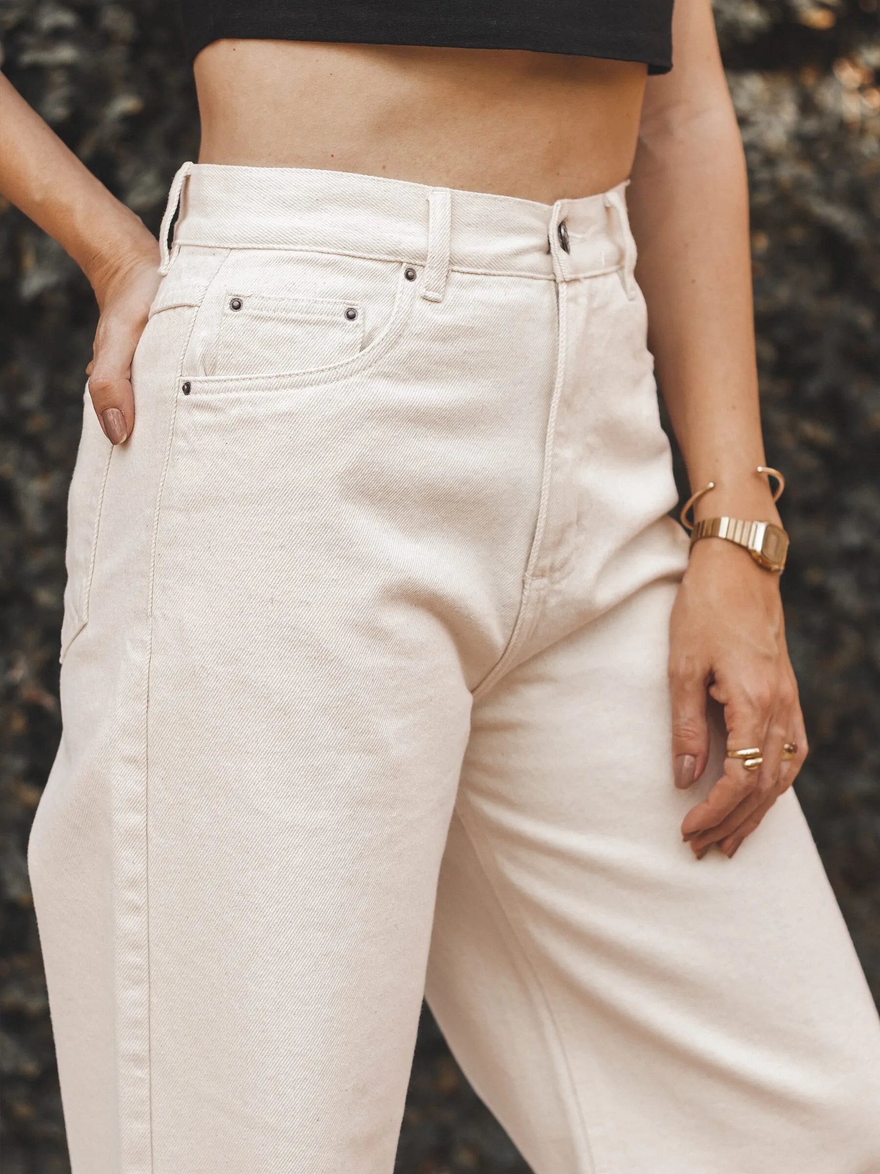 Calça Jeans Wide Leg Bege Natural Eco Denim™. Compre online moda sustentável e atemporal na Minimadeia. Roupas femininas estilosas, básicas e sustentáveis. Foto produto SET24 09