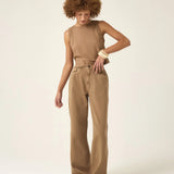 Calça Jeans Wide Leg Buriti Marrom Claro Eco Denim™. Compre online moda sustentável e atemporal na Minimadeia. Roupas femininas estilosas, básicas e sustentáveis. Foto produto ABR25 01