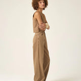Calça Jeans Wide Leg Buriti Marrom Claro Eco Denim™. Compre online moda sustentável e atemporal na Minimadeia. Roupas femininas estilosas, básicas e sustentáveis. Foto produto ABR25 04