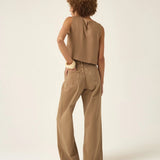 Calça Jeans Wide Leg Buriti Marrom Claro Eco Denim™. Compre online moda sustentável e atemporal na Minimadeia. Roupas femininas estilosas, básicas e sustentáveis. Foto produto ABR25 07