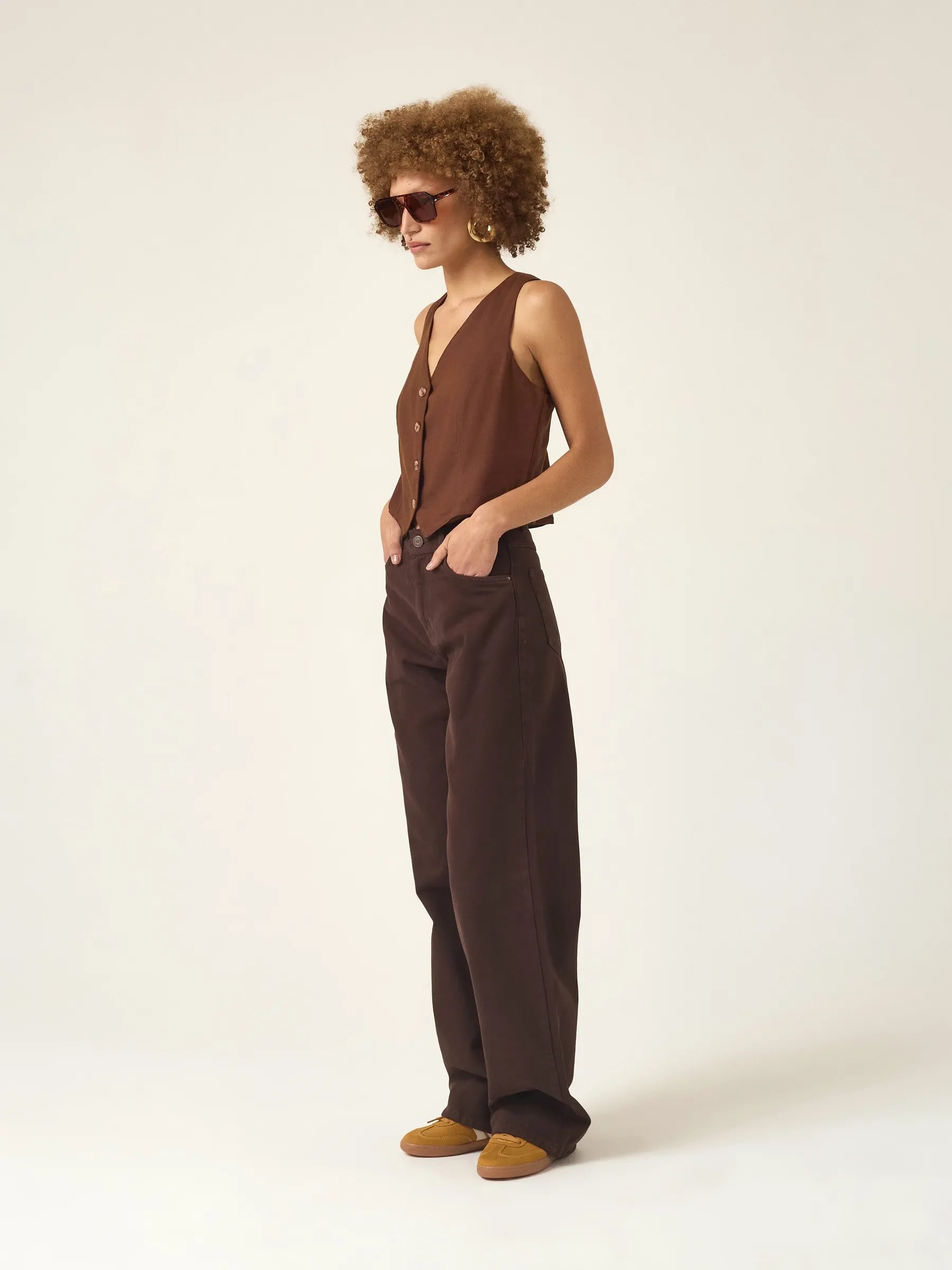Calça Jeans Wide Leg Buriti Marrom Escuro Eco Denim™. Compre online moda sustentável e atemporal na Minimadeia. Roupas femininas estilosas, básicas e sustentáveis. Foto produto ABR25 03B
