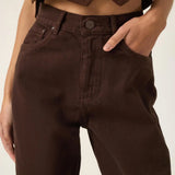 Calça Jeans Wide Leg Buriti Marrom Escuro Eco Denim™. Compre online moda sustentável e atemporal na Minimadeia. Roupas femininas estilosas, básicas e sustentáveis. Foto produto ABR25 05