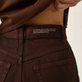 Calça Jeans Wide Leg Buriti Marrom Escuro Eco Denim™. Compre online moda sustentável e atemporal na Minimadeia. Roupas femininas estilosas, básicas e sustentáveis. Foto produto ABR25 06