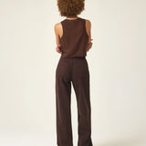 Calça Jeans Wide Leg Buriti Marrom Escuro Eco Denim™. Compre online moda sustentável e atemporal na Minimadeia. Roupas femininas estilosas, básicas e sustentáveis. Foto produto ABR25 07