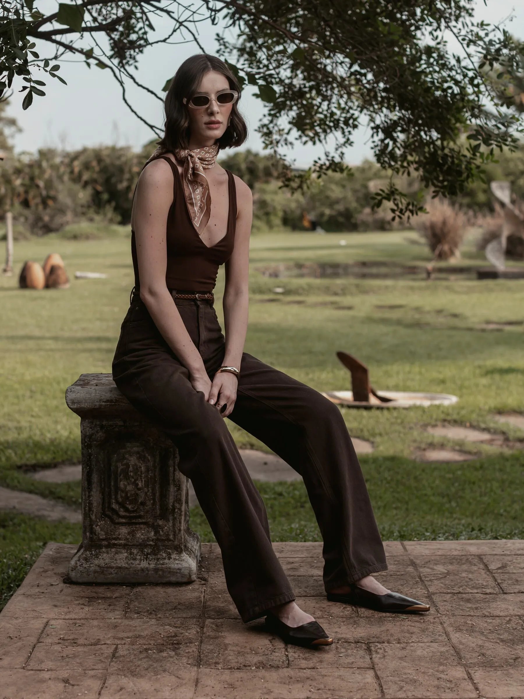 Calça Jeans Wide Leg Buriti Marrom Escuro Eco Denim™. Compre online moda sustentável e atemporal na Minimadeia. Roupas femininas estilosas, básicas e sustentáveis. Foto produto SET26 01