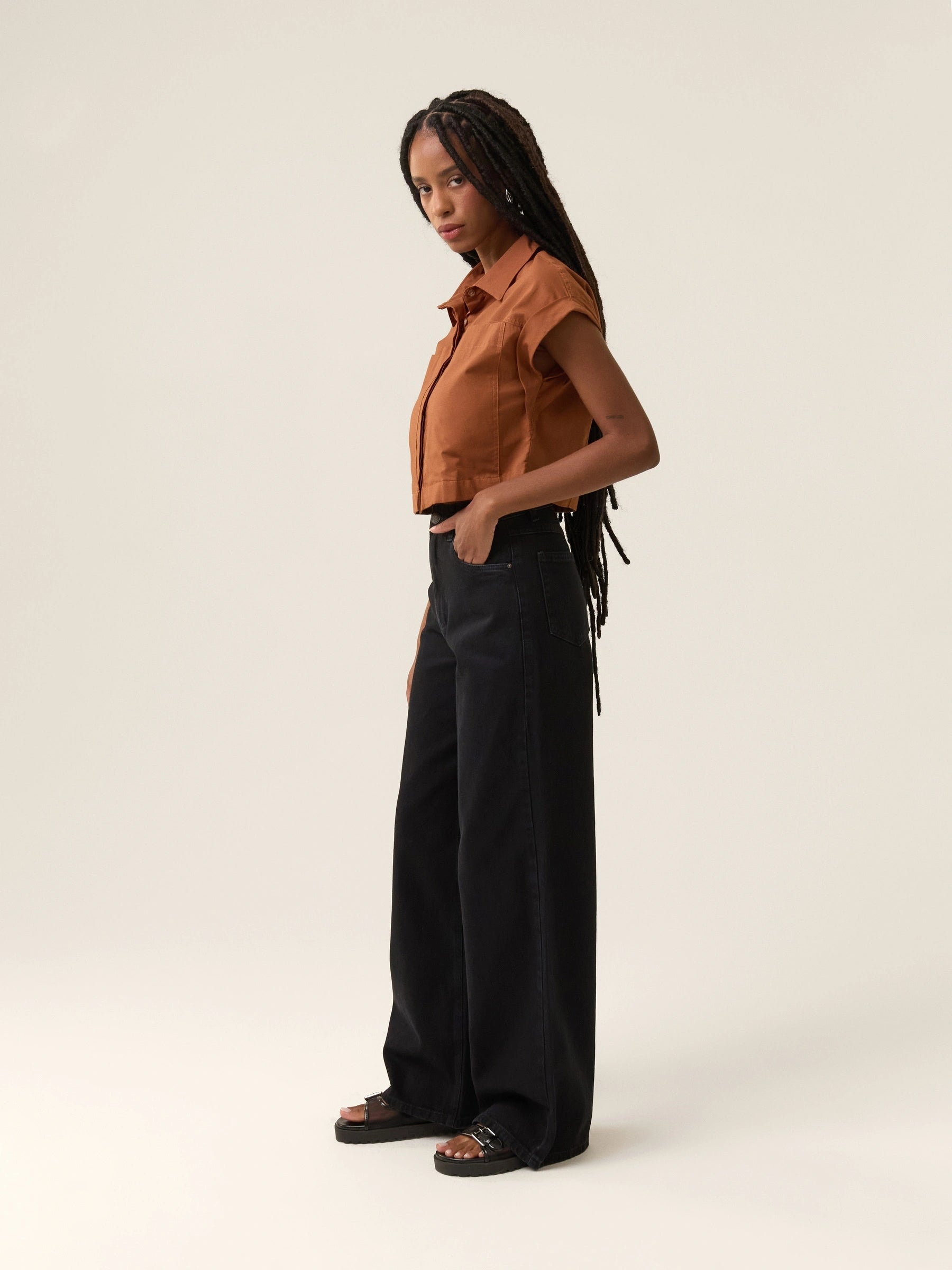 Calça Jeans Wide Leg Buriti Preta Eco Denim™. Compre online moda sustentável e atemporal na Minimadeia. Roupas femininas estilosas, básicas e sustentáveis. Foto produto 03