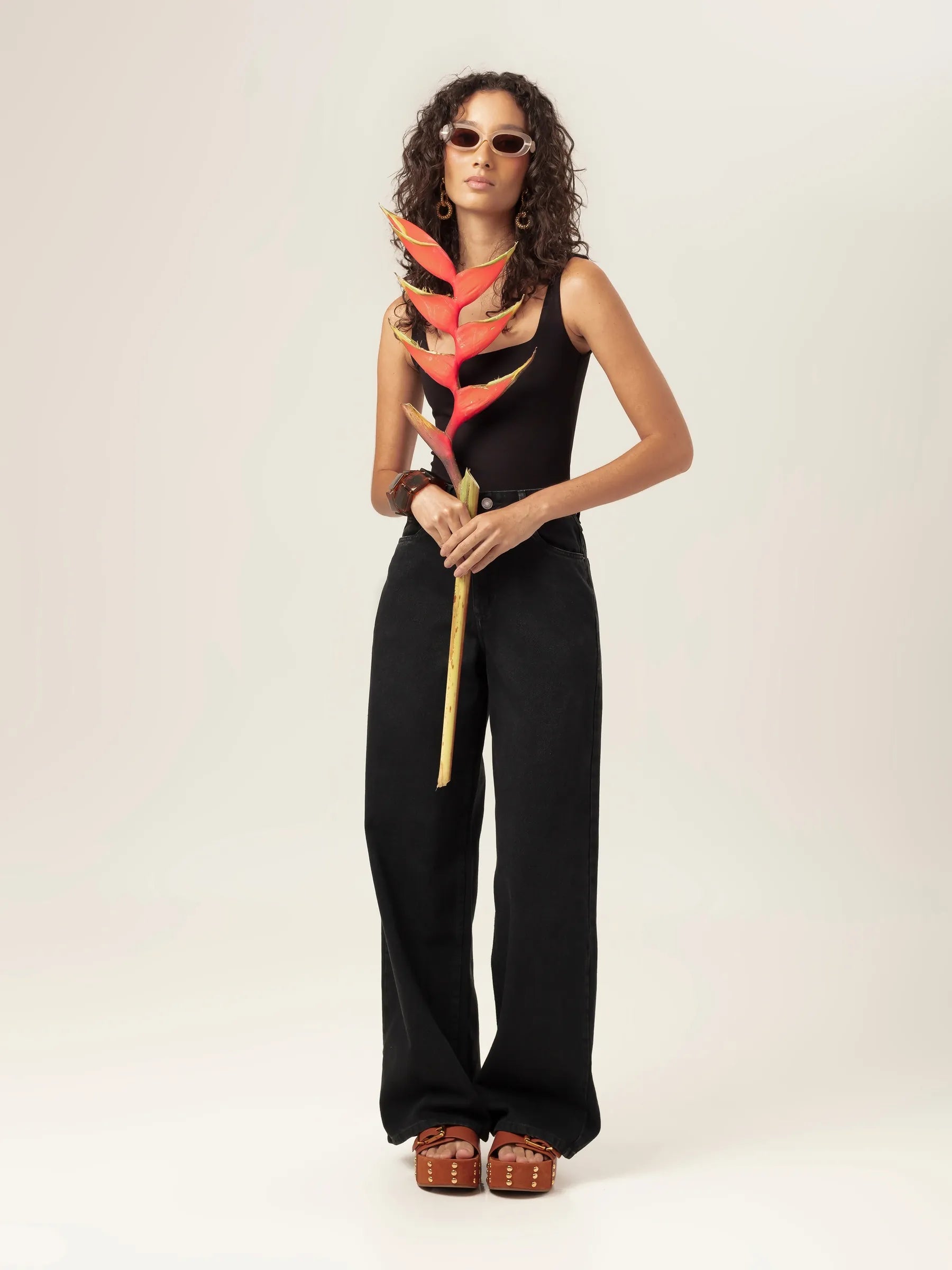 Calça Jeans Wide Leg Buriti Preta Eco Denim™. Compre online moda sustentável e atemporal na Minimadeia, marca slow fashion de roupas femininas. Foto produto MAR26 01