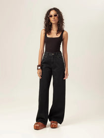 Calça Jeans Wide Leg Buriti Preta Eco Denim™. Compre online moda sustentável e atemporal na Minimadeia, marca slow fashion de roupas femininas. Foto produto MAR26 03
