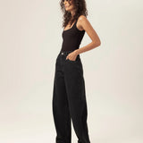Calça Jeans Wide Leg Buriti Preta Eco Denim™. Compre online moda sustentável e atemporal na Minimadeia, marca slow fashion de roupas femininas. Foto produto MAR26 04