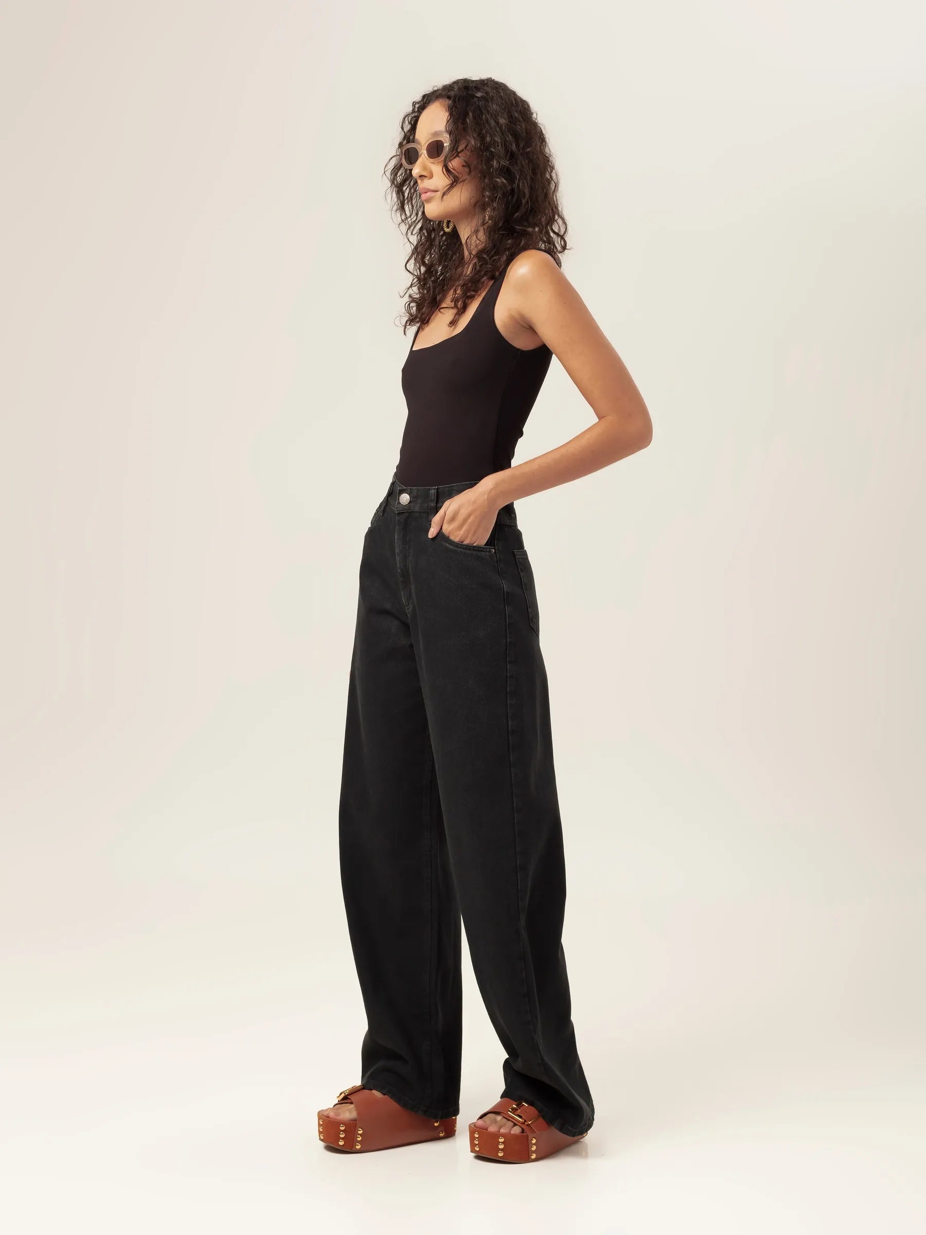 Calça Jeans Wide Leg Buriti Preta Eco Denim™. Compre online moda sustentável e atemporal na Minimadeia, marca slow fashion de roupas femininas. Foto produto MAR26 04