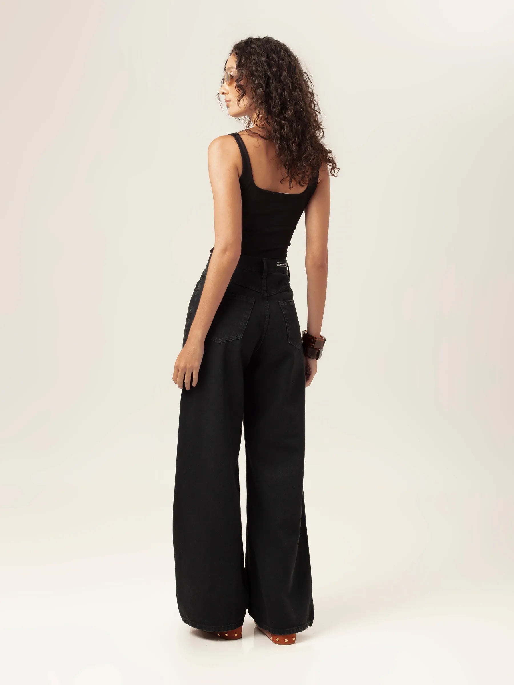 Calça Jeans Wide Leg Buriti Preta Eco Denim™. Compre online moda sustentável e atemporal na Minimadeia, marca slow fashion de roupas femininas. Foto produto MAR26 06