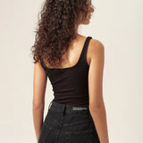 Calça Jeans Wide Leg Buriti Preta Eco Denim™. Compre online moda sustentável e atemporal na Minimadeia, marca slow fashion de roupas femininas. Foto produto MAR26 07
