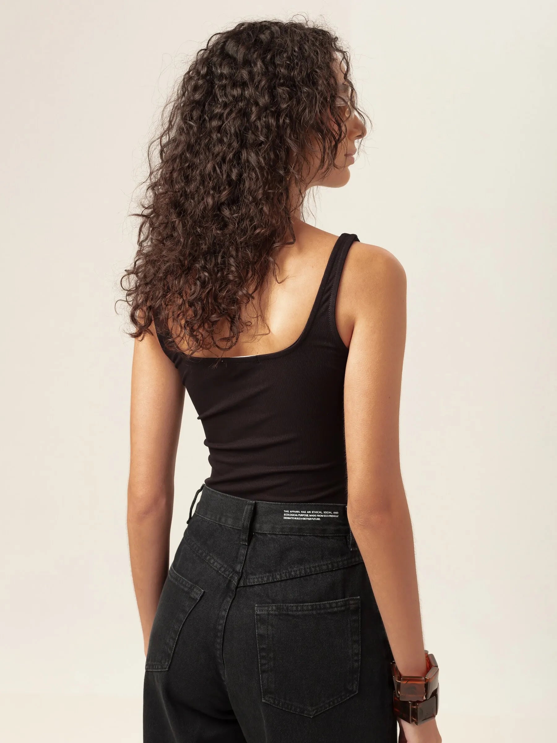 Calça Jeans Wide Leg Buriti Preta Eco Denim™. Compre online moda sustentável e atemporal na Minimadeia, marca slow fashion de roupas femininas. Foto produto MAR26 07