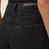 Calça Jeans Wide Leg Buriti Preta Eco Denim™. Compre online moda sustentável e atemporal na Minimadeia, marca slow fashion de roupas femininas. Foto produto MAR26 08