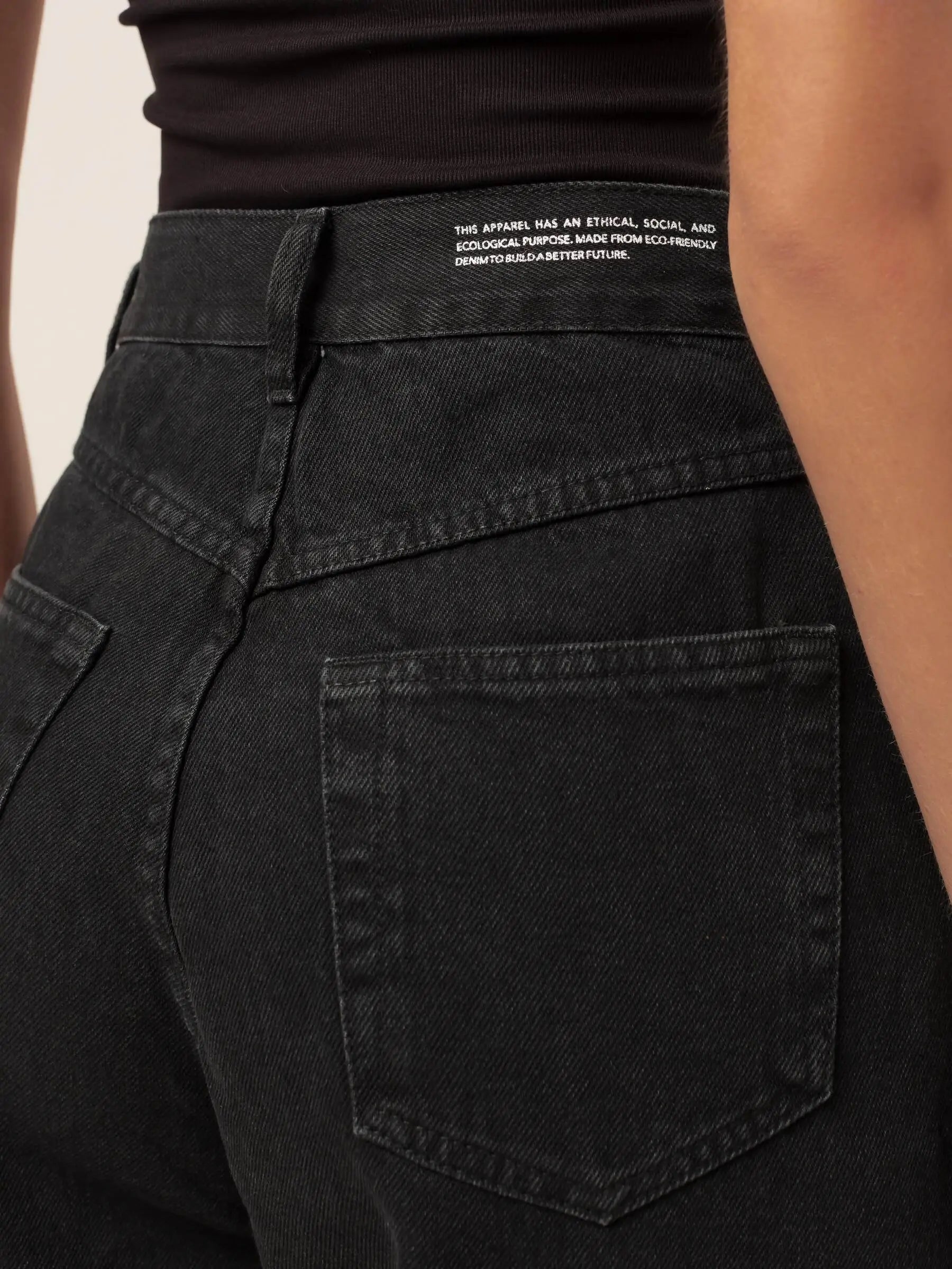 Calça Jeans Wide Leg Buriti Preta Eco Denim™. Compre online moda sustentável e atemporal na Minimadeia, marca slow fashion de roupas femininas. Foto produto MAR26 08