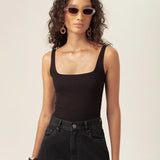 Calça Jeans Wide Leg Buriti Preta Eco Denim™. Compre online moda sustentável e atemporal na Minimadeia, marca slow fashion de roupas femininas. Foto produto MAR26 09