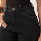 Calça Jeans Wide Leg Buriti Preta Eco Denim™. Compre online moda sustentável e atemporal na Minimadeia, marca slow fashion de roupas femininas. Foto produto MAR26 10