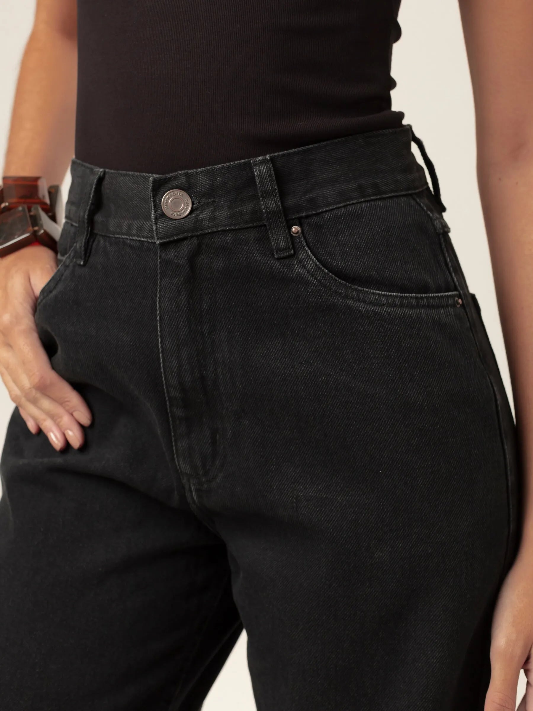 Calça Jeans Wide Leg Buriti Preta Eco Denim™. Compre online moda sustentável e atemporal na Minimadeia, marca slow fashion de roupas femininas. Foto produto MAR26 10