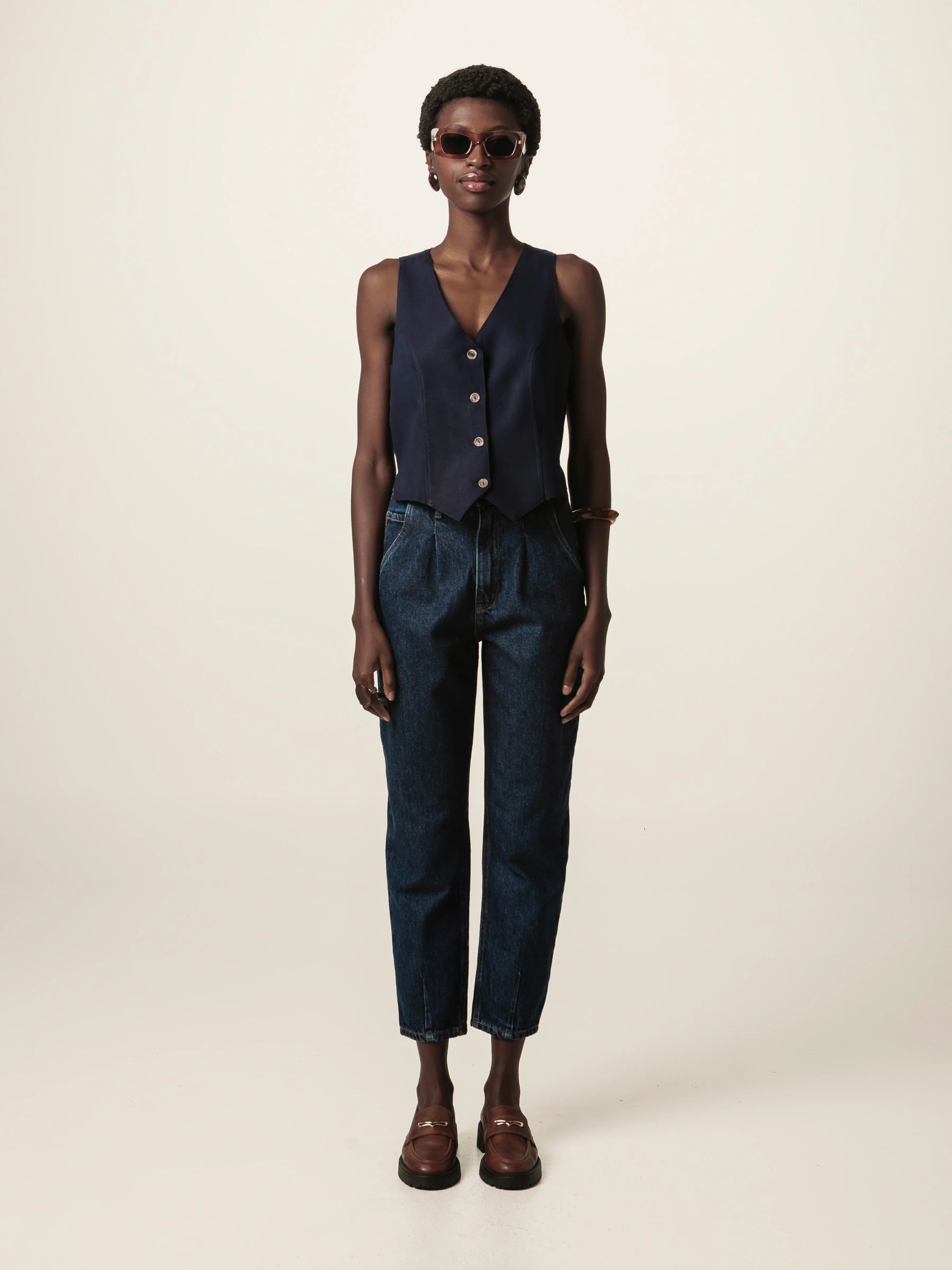 Calça Jeans Slouchy Cacau Azul Escuro Eco Denim™. Compre online moda sustentável e atemporal na Minimadeia. Roupas femininas estilosas, básicas e sustentáveis. Foto produto JUN26 01