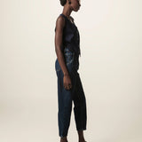 Calça Jeans Slouchy Cacau Azul Escuro Eco Denim™. Compre online moda sustentável e atemporal na Minimadeia. Roupas femininas estilosas, básicas e sustentáveis. Foto produto JUN26 02