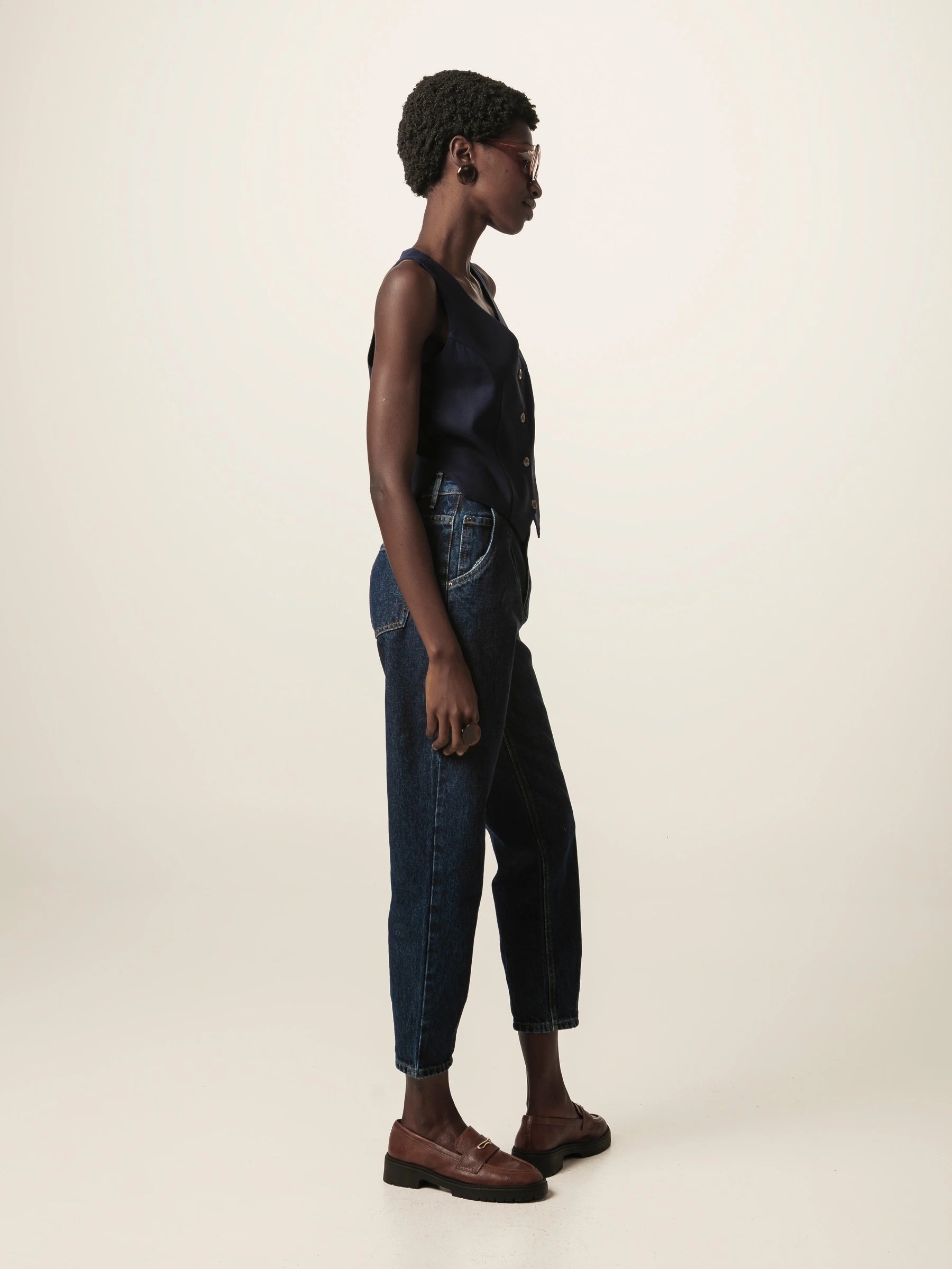 Calça Jeans Slouchy Cacau Azul Escuro Eco Denim™. Compre online moda sustentável e atemporal na Minimadeia. Roupas femininas estilosas, básicas e sustentáveis. Foto produto JUN26 02
