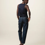 Calça Jeans Slouchy Cacau Azul Escuro Eco Denim™. Compre online moda sustentável e atemporal na Minimadeia. Roupas femininas estilosas, básicas e sustentáveis. Foto produto JUN26 03