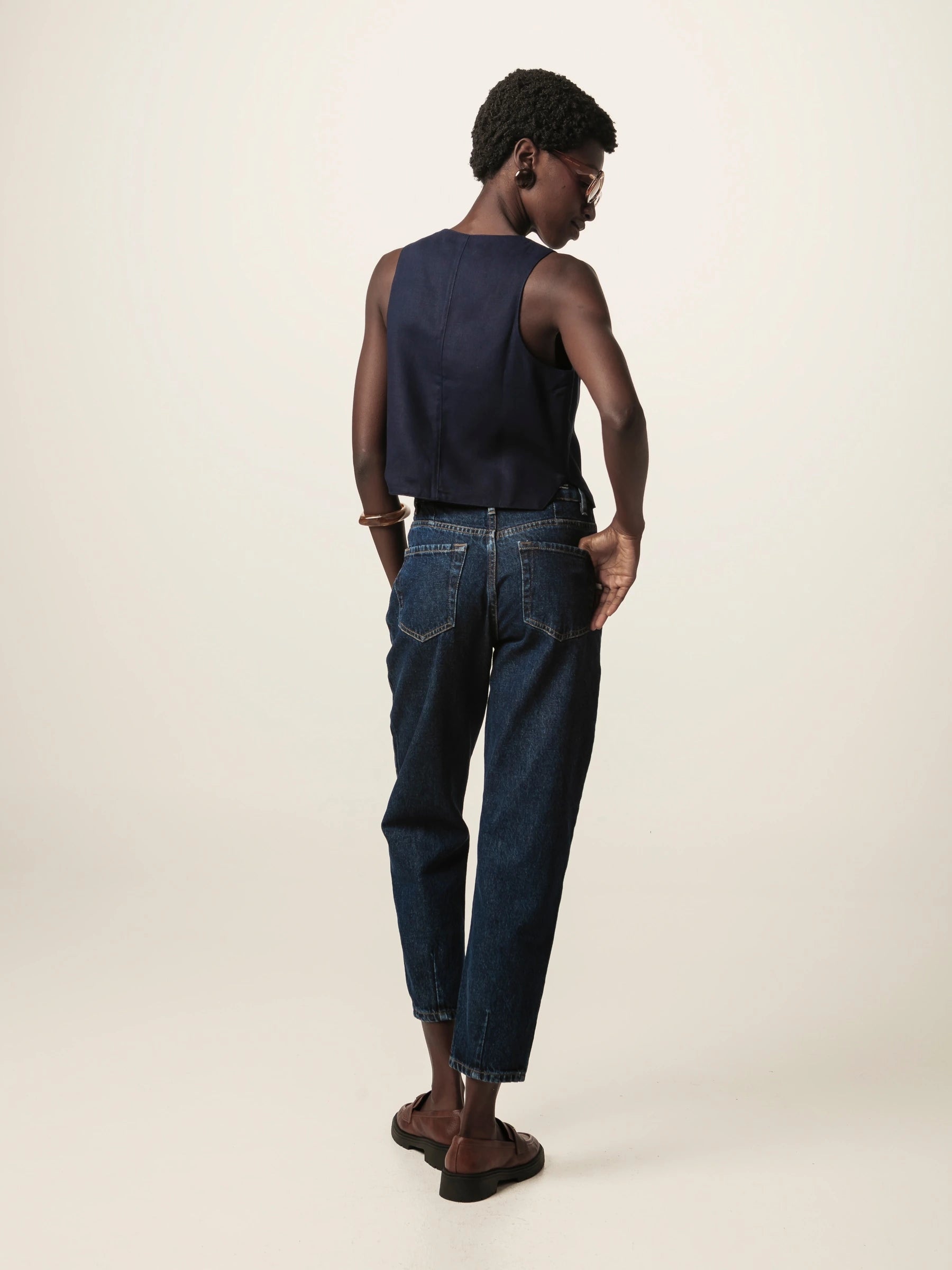 Calça Jeans Slouchy Cacau Azul Escuro Eco Denim™. Compre online moda sustentável e atemporal na Minimadeia. Roupas femininas estilosas, básicas e sustentáveis. Foto produto JUN26 03