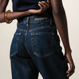 Calça Jeans Slouchy Cacau Azul Escuro Eco Denim™. Compre online moda sustentável e atemporal na Minimadeia. Roupas femininas estilosas, básicas e sustentáveis. Foto produto JUN26 04