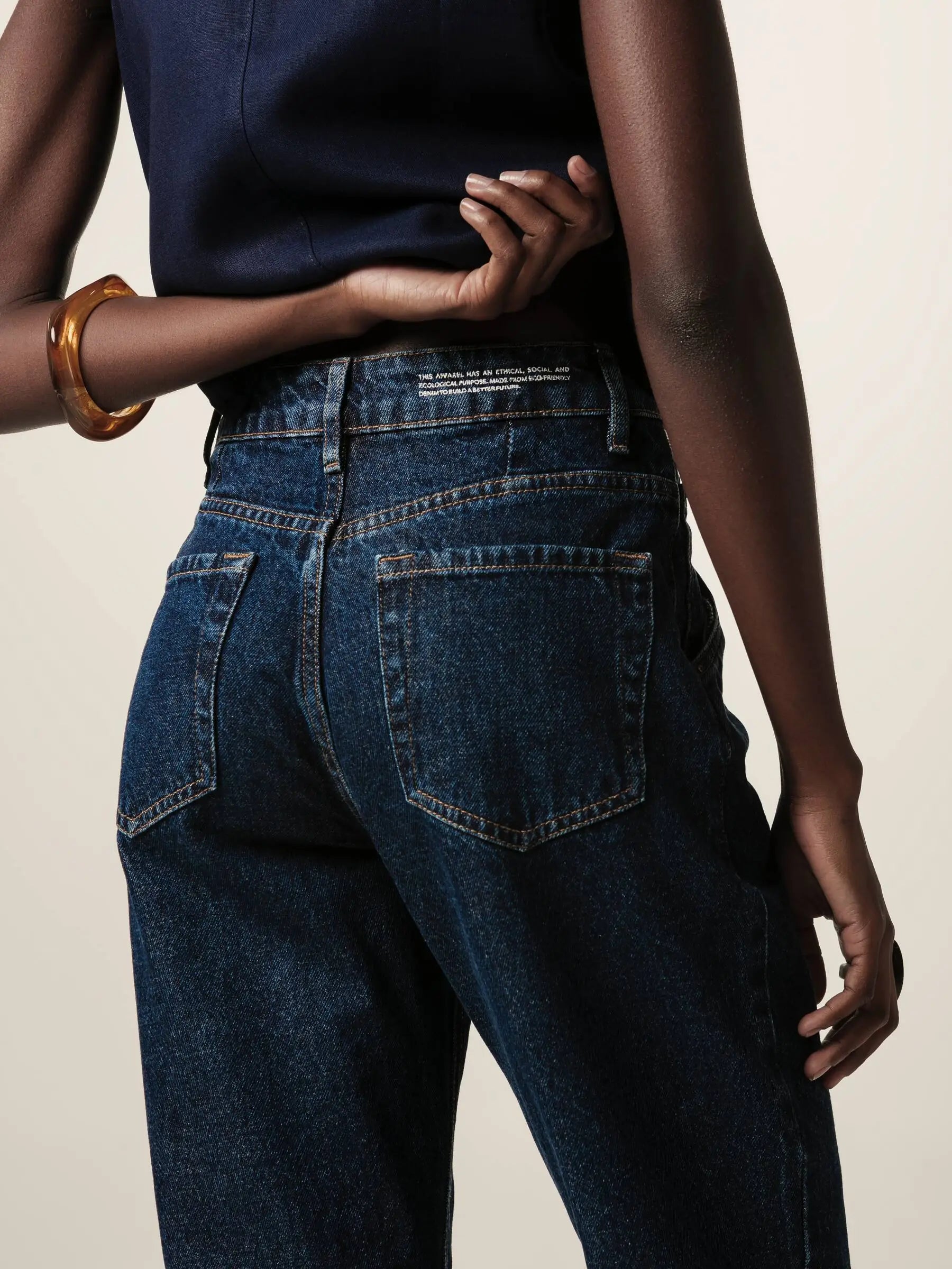 Calça Jeans Slouchy Cacau Azul Escuro Eco Denim™. Compre online moda sustentável e atemporal na Minimadeia. Roupas femininas estilosas, básicas e sustentáveis. Foto produto JUN26 04