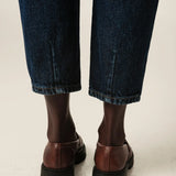 Calça Jeans Slouchy Cacau Azul Escuro Eco Denim™. Compre online moda sustentável e atemporal na Minimadeia. Roupas femininas estilosas, básicas e sustentáveis. Foto produto JUN26 05