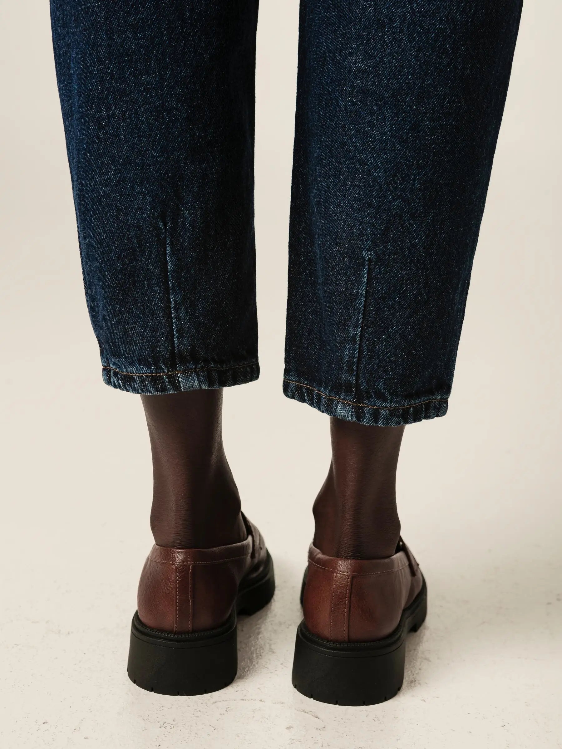 Calça Jeans Slouchy Cacau Azul Escuro Eco Denim™. Compre online moda sustentável e atemporal na Minimadeia. Roupas femininas estilosas, básicas e sustentáveis. Foto produto JUN26 05