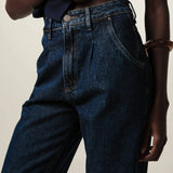 Calça Jeans Slouchy Cacau Azul Escuro Eco Denim™. Compre online moda sustentável e atemporal na Minimadeia. Roupas femininas estilosas, básicas e sustentáveis. Foto produto JUN26 06