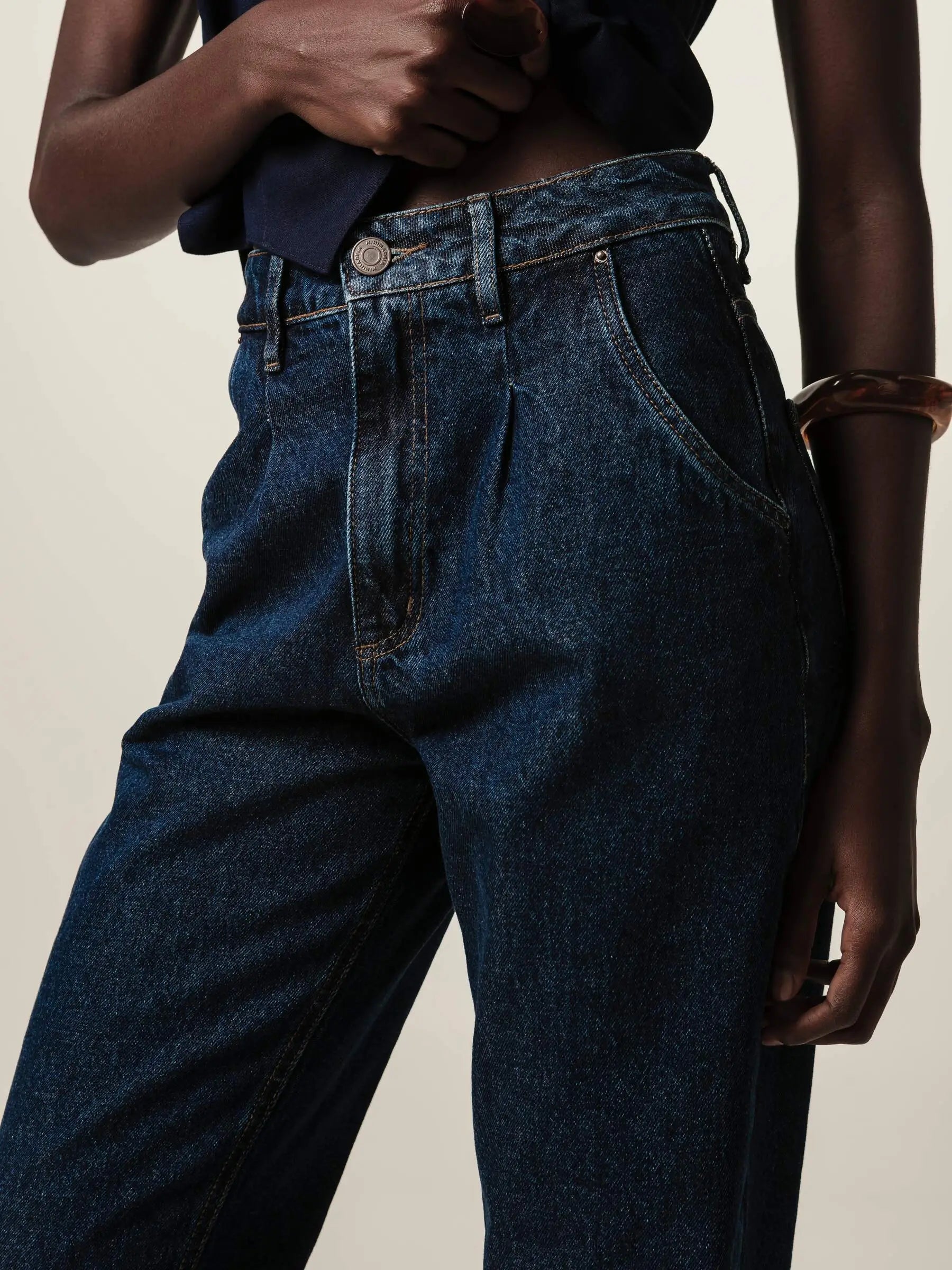 Calça Jeans Slouchy Cacau Azul Escuro Eco Denim™. Compre online moda sustentável e atemporal na Minimadeia. Roupas femininas estilosas, básicas e sustentáveis. Foto produto JUN26 06