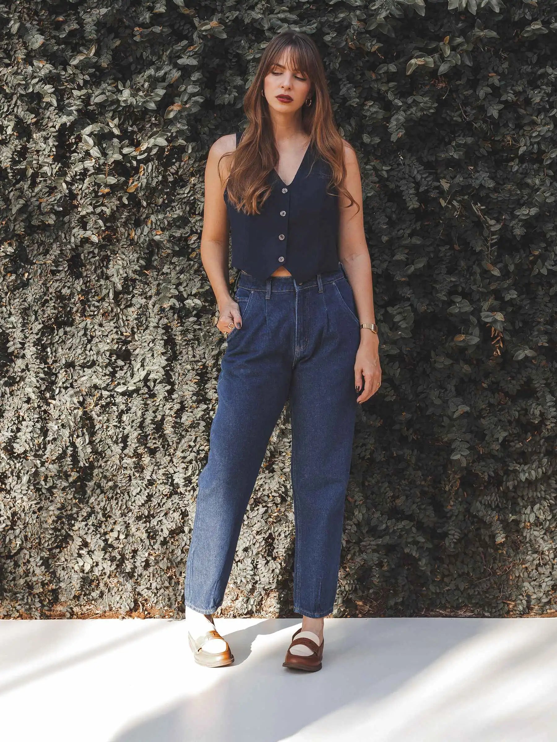 Calça Jeans Slouchy Cacau Azul Escuro Eco Denim™. Compre online moda sustentável e atemporal na Minimadeia. Roupas femininas estilosas, básicas e sustentáveis. Foto produto SET25 02