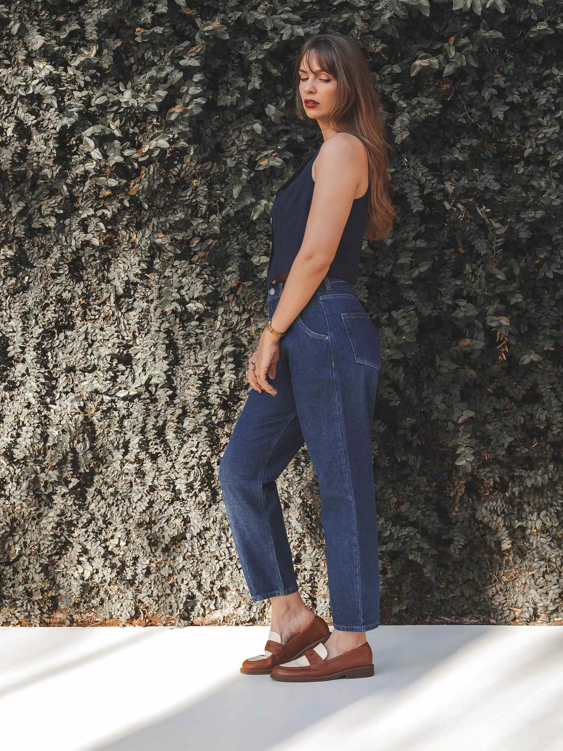 Calça Jeans Slouchy Cacau Azul Escuro Eco Denim™. Compre online moda sustentável e atemporal na Minimadeia. Roupas femininas estilosas, básicas e sustentáveis. Foto produto SET25 05