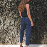 Calça Jeans Slouchy Cacau Azul Escuro Eco Denim™. Compre online moda sustentável e atemporal na Minimadeia. Roupas femininas estilosas, básicas e sustentáveis. Foto produto SET25 07