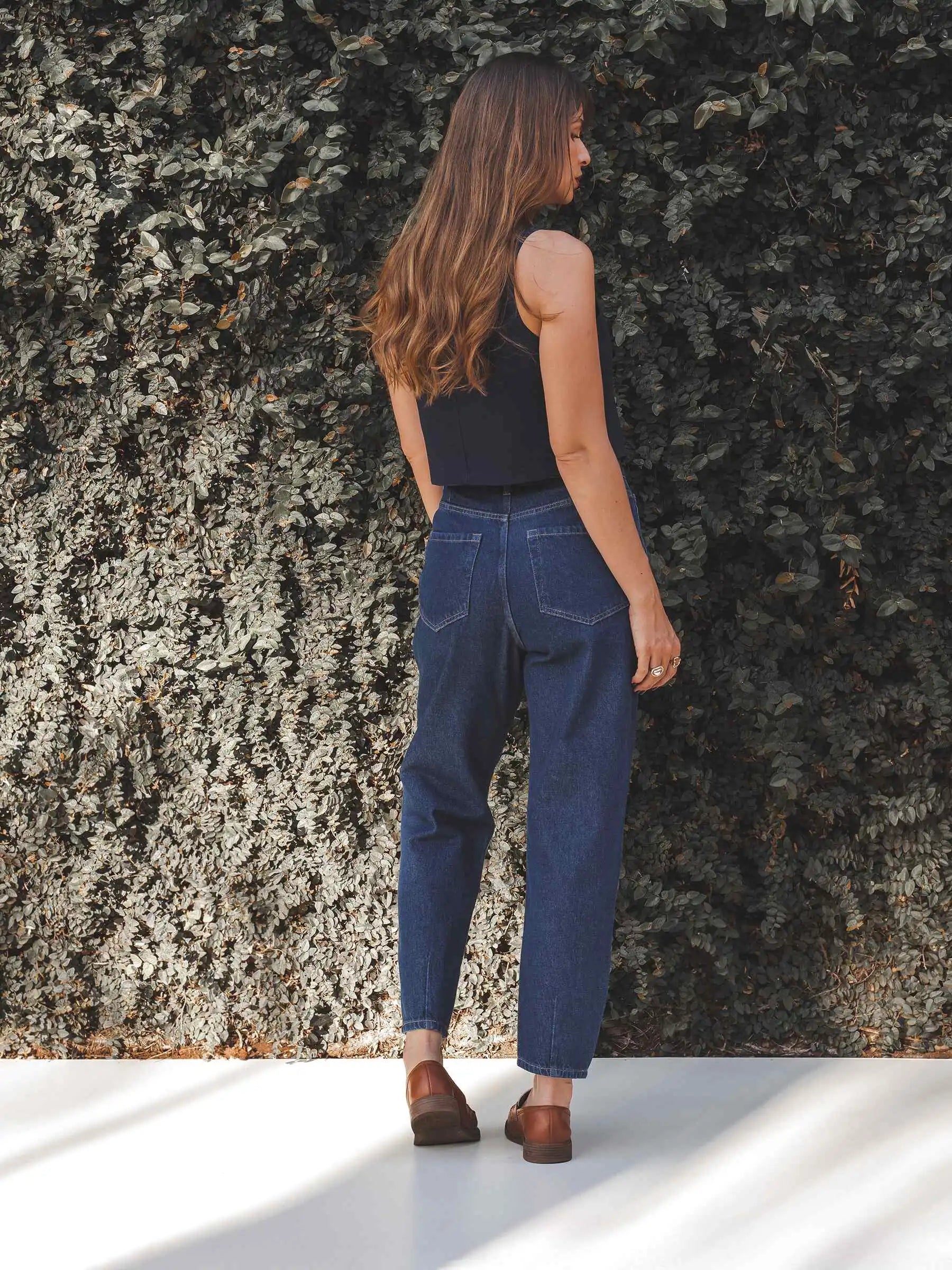 Calça Jeans Slouchy Cacau Azul Escuro Eco Denim™. Compre online moda sustentável e atemporal na Minimadeia. Roupas femininas estilosas, básicas e sustentáveis. Foto produto SET25 07