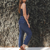 Calça Jeans Slouchy Cacau Azul Escuro Eco Denim™. Compre online moda sustentável e atemporal na Minimadeia. Roupas femininas estilosas, básicas e sustentáveis. Foto produto SET25 08